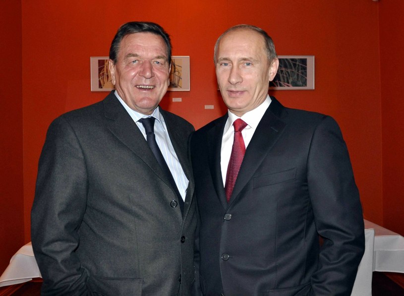 Były kanclerz Niemiec Gerhard Schroeder i prezydent Rosji Władimir Putin, 2010 rok /WALTERSCHEID/STAR PRESS/SIPA /East News