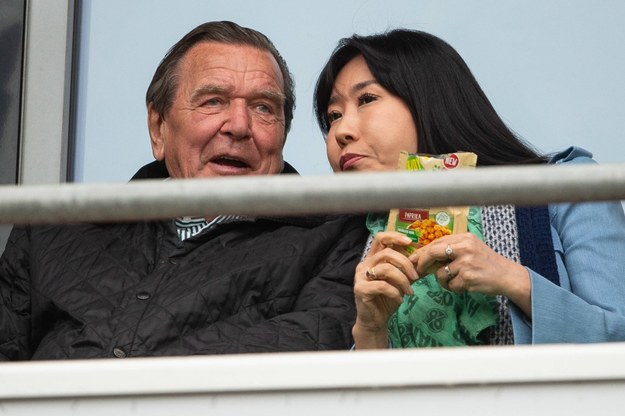 Były kanclerz Niemiec Gerhard Schroeder z piątą żoną  Soyeon Kim /Swen Pförtner /PAP/EPA