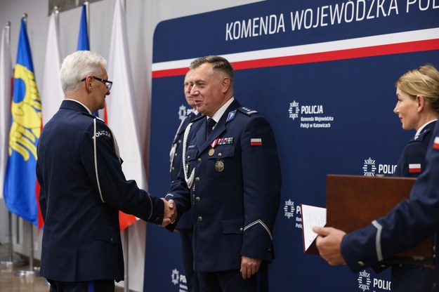 Były katowicki Komendant Wojewódzki Policji insp. Tomasz Michułka (2P) oraz obejmujący to stanowisko insp. Mariusz Krzystyniak (L) podczas uroczystości w siedzibie KWP w Katowicach /Kasia Zaremba /PAP