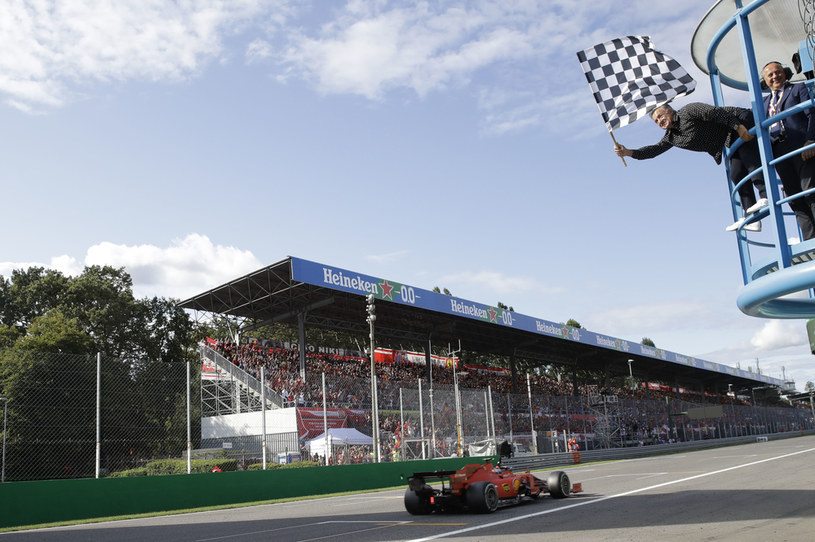 Były kierowca macha flagą na zakończenie wyścigu o GP Włoch /LUCA BRUNO / POOL / AFP /AFP