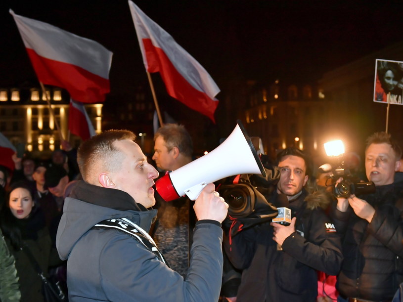 Były ksiądz Jacek Międlar przemawia podczas marszu środowisk narodowościowych zorganizowanego we Wrocławiu /Maciej Kulczyński /PAP