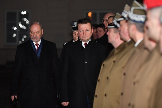 Były minister obrony narodowej Antoni Macierewicz podczas przekazania obowiązków nowemu szefowi MON Mariuszowi Błaszczakowi /Bartłomiej  Zborowski /PAP