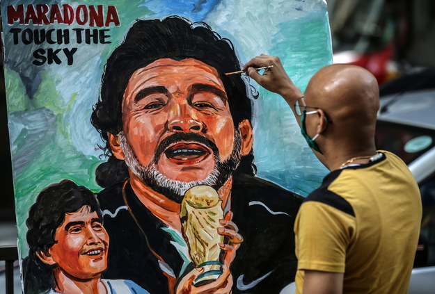 Były piłkarz 60-letni Diego Maradona zmarł w środę na atak serca /DIVYAKANT SOLANKI /PAP/EPA