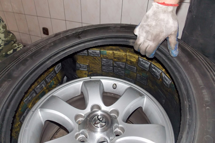 Były policjant i 14 osób oskarżonych o przemyt papierosów, narkotyki i pranie pieniędzy - zdjęcie poglądowe /Shutterstock