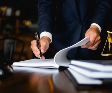 Były policjant podawał się za mecenasa. Sąd wydał za nim list gończy