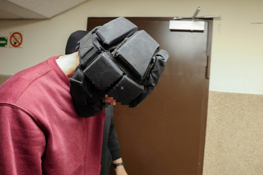 Były pracownik fabryki Gillette podczas doprowadzenia do sekcji aresztowej łódzkiego sądu /Fot. Marian Zubrzycki /PAP