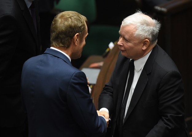 Były premier Donald Tusk (L) i prezes PiS Jarosław Kaczyński (P) po expose premier rządu w 2014 roku /Radek  Pietruszka /PAP