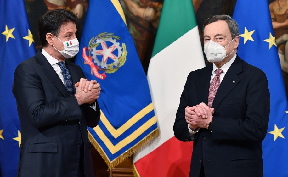 Były premier Giuseppe Conte i nowy premier Mario Draghi /ETTORE FERRARI /PAP/EPA