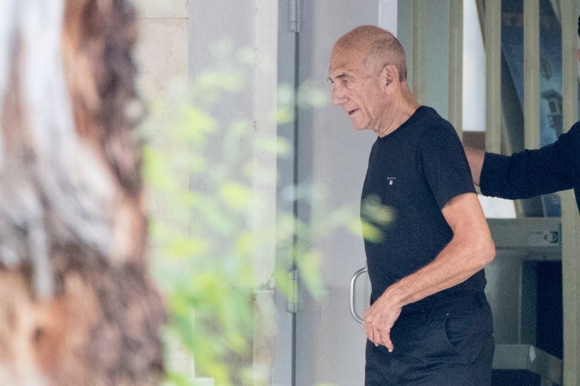 Były premier Izraela Ehud Olmert opuszcza więzienie /JACK GUEZ /AFP