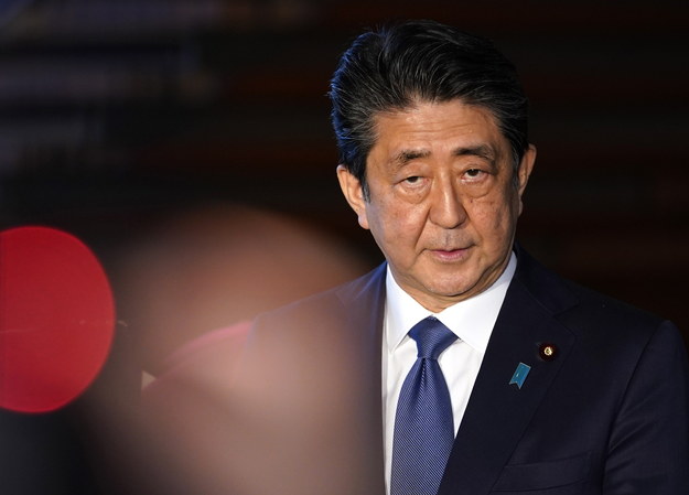 Były premier Japonii Shinzo Abe. Zdjęcie z 2020 roku. /FRANCK ROBICHON /PAP/EPA