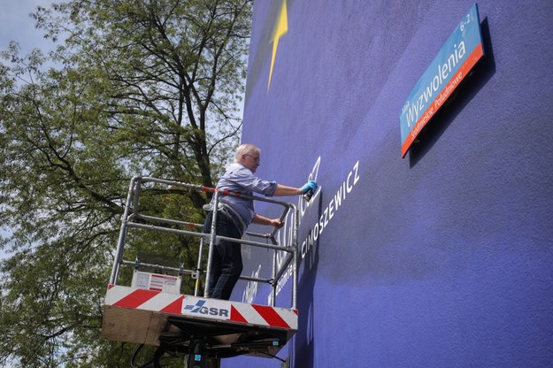 Były premier Włodzimierz Cimoszewicz na uroczystym odsłonięciu muralu z okazji 20-lecia wejścia Polski do Unii Europejskiej /Albert Zawada /PAP