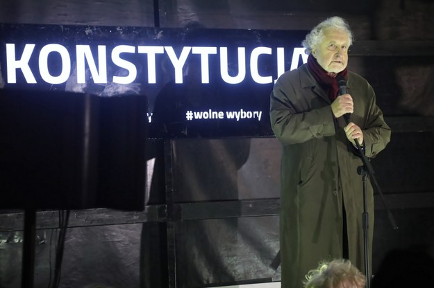 Były prezes TK Andrzej Rzepliński na proteście przed Sejmem /	Wojciech Olkuśnik /PAP