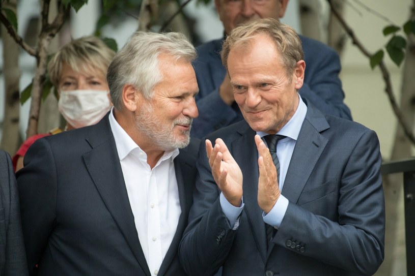 Były prezydent Aleksander Kwaśniewski i przewodniczący Platformy Obywatelskiej Donald Tusk /Wojciech Stróżyk /Reporter