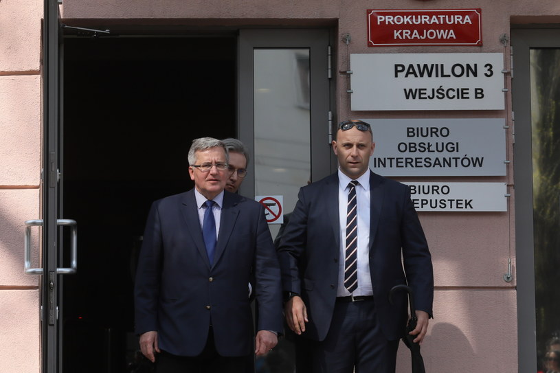 Były prezydent Bronisław Komorowski (L) po przesłuchaniu w Prokuraturze Krajowej w Warszawie /Paweł Supernak /PAP