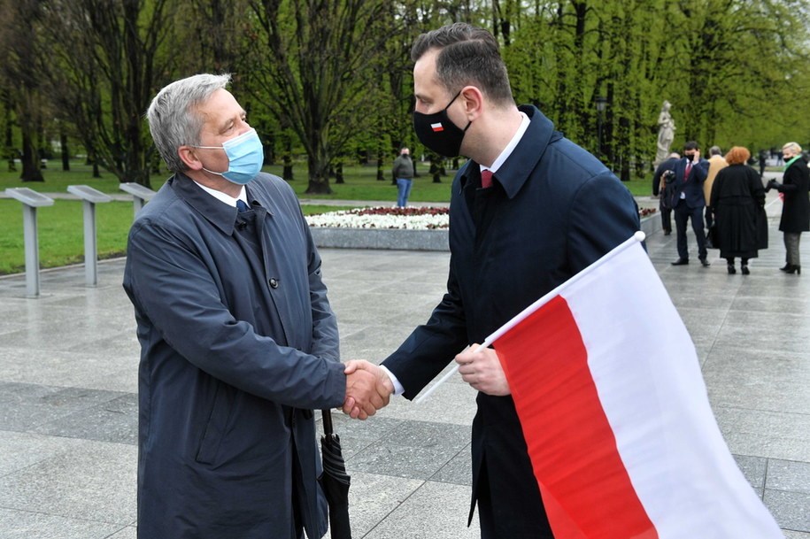 Były prezydent Bronisław Komorowski  oraz prezes PSL Władysław Kosiniak-Kamysz podczas uroczystości złożenia kwiatów przed Grobem Nieznanego Żołnierza na placu Marszałka Józefa Piłsudskiego w Warszawie /Radek  Pietruszka /PAP