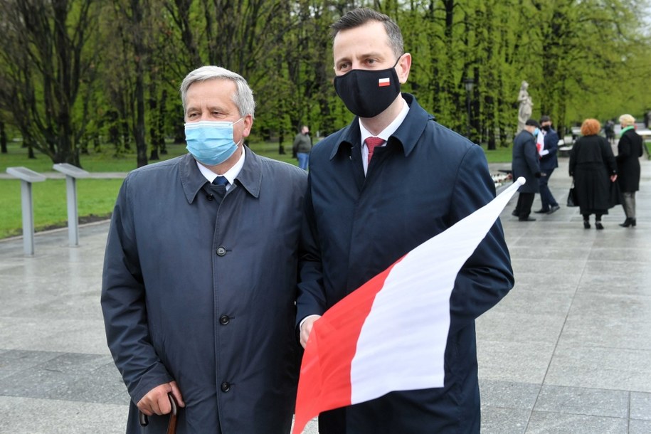 Były prezydent Bronisław Komorowski oraz prezes PSL Władysław Kosiniak-Kamysz podczas uroczystości złożenia kwiatów przed Grobem Nieznanego Żołnierza na placu Marszałka Józefa Piłsudskiego w Warszawie /Radek  Pietruszka /PAP