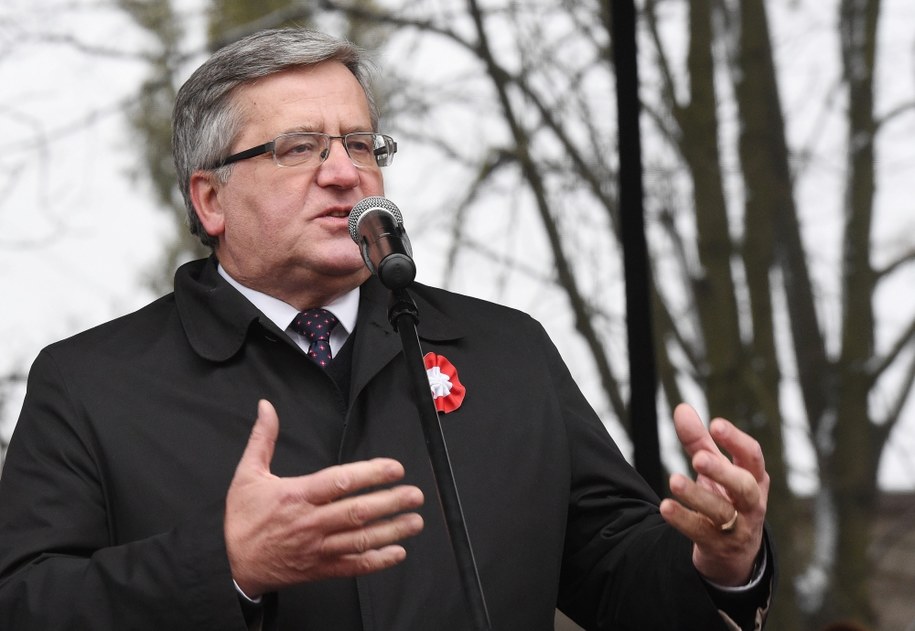 Były prezydent Bronisław Komorowski podczas marszu KOD-u /Radek Pietruszka /PAP