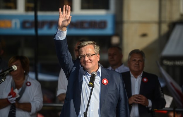 Były prezydent Bronisław Komorowski podczas marszu KOD w Warszawie /Jakub Kamiński   /PAP