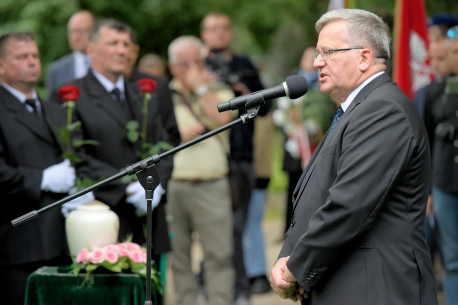 Były prezydent Bronisław Komorowski przemawia podczas uroczystości pogrzebowych Olgi Krzyżanowskiej na Cmentarzu Srebrzysko w Gdańsku / 	Adam Warżawa    /PAP