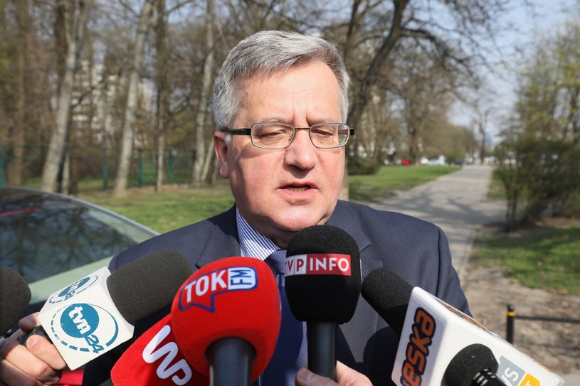 Były prezydent Bronisław Komorowski rozmawia z dziennikarzami w drodze na przesłuchanie w Prokuraturze Krajowej w Warszawie /Paweł Supernak /PAP