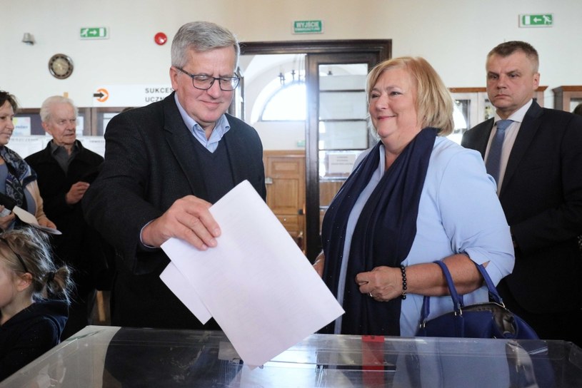 Były prezydent Bronisław Komorowski z żoną Anną głosują w lokalu wyborczym w Warszawie /Paweł Supernak /PAP