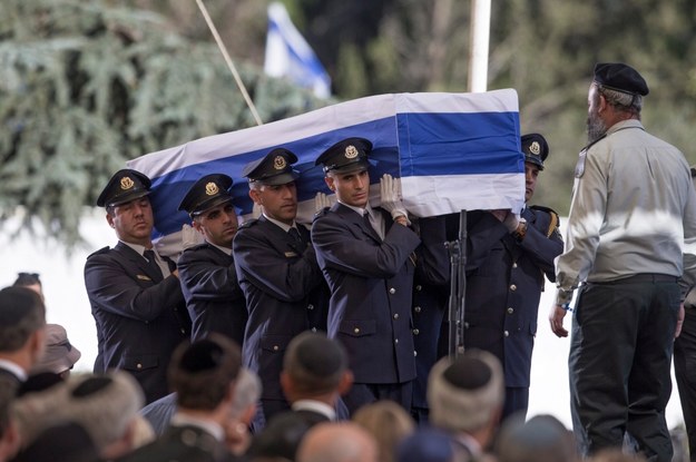 Były prezydent Izraela i laureat Pokojowej Nagrody Nobla Szimon Peres spoczął na cmentarzu narodowym na Wzgórzu Herzla w Jerozolimie /ATEF SAFADI  /PAP/EPA