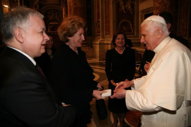Były prezydent Lech Kaczyński (L) z żoną Marią (2P) i była ambasador Polski w Watykanie Hanna Suchocka (2L) podczas prywatnej audiencji u papieża Benedykta XVI (P) na zdjęciu z 2 kwietnia 2007 roku /Maciej Chojnowski /PAP
