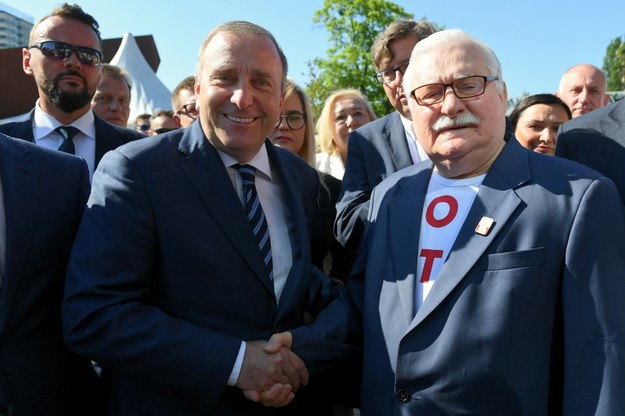 Były prezydent Lech Wałęsa (po prawej) i przewodniczacy PO Grzegorz Schetyna złożyli kwiaty przed Pomnikiem Poległych Stoczniowców na Placu Solidarności w Gdańsku / 	Adam Warżawa    /PAP
