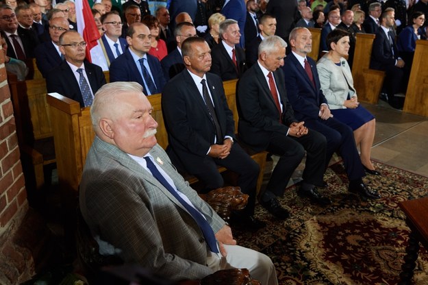 Były prezydent Lech Wałęsa, poseł PiS Piotr Naimski, minister obrony Antoni Macierewicz i premier Beata Szydło uczestniczą w mszy świętej, w ramach obchodów 36. rocznicy podpisania Porozumień Sierpniowych /Adam Warżawa /PAP