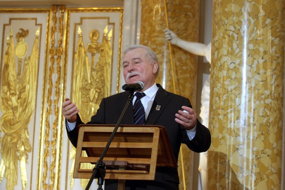 Były prezydent Lech Wałęsa przemawia podczas uroczystości związanych z 25. rocznicą przyznania mu Pokojowej Nagrody Nobla, Warszawa, 29 września 2008 /Tomasz Gzell /PAP