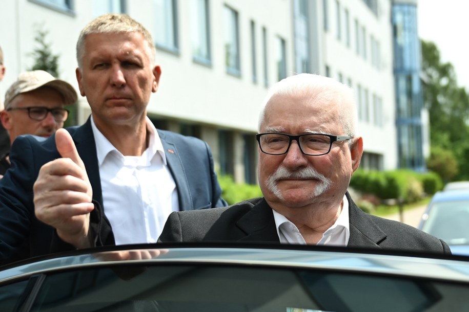 Były prezydent Lech Wałęsa przeszedł operację barku w szpitalu /Adam Warżawa /PAP