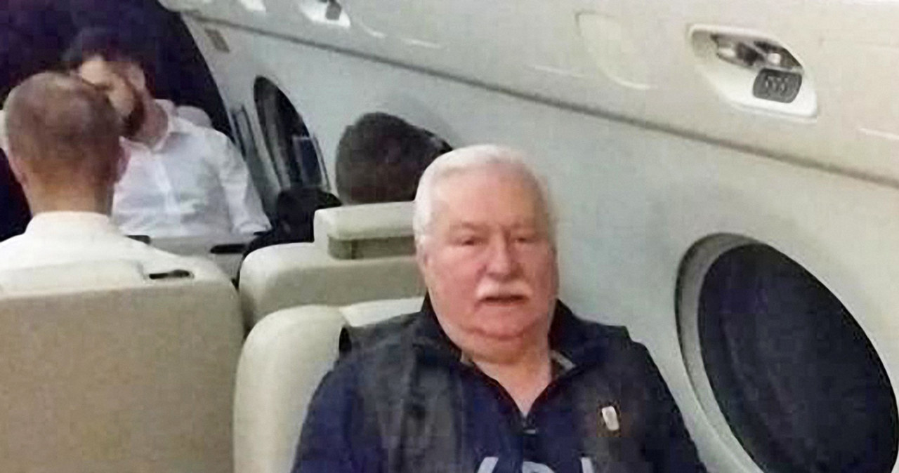 Były prezydent Lech Wałęsa w koszulce z napisem "Konstytucja" na pokładzie prezydenckiego samolotu w drodze na pogrzeb George'a W.H. Busha /Laski Diffusion /East News