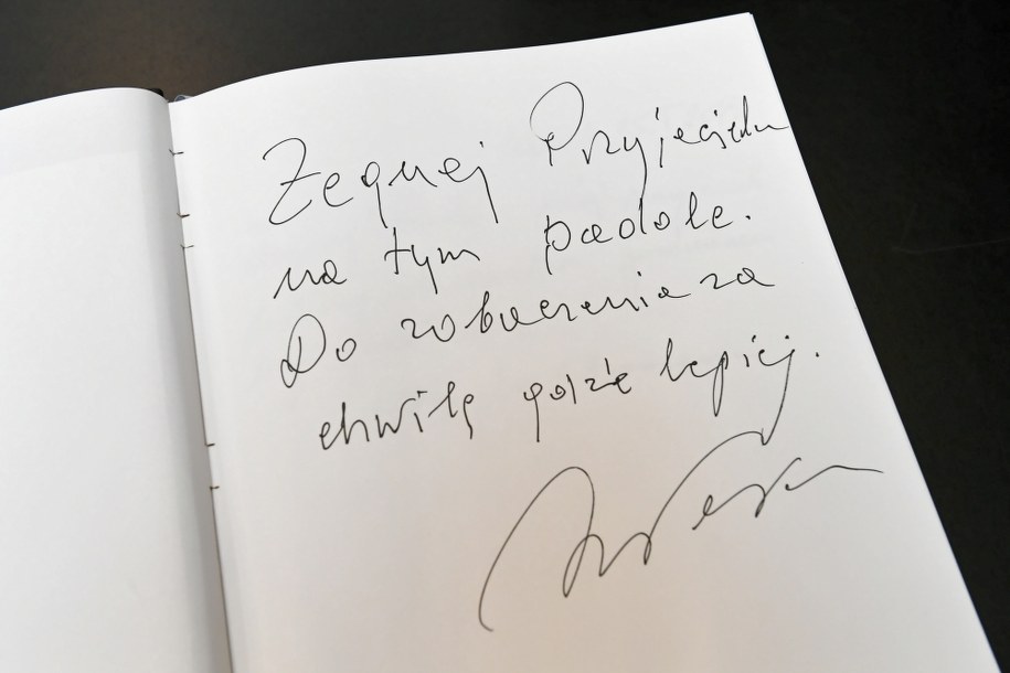Były prezydent Lech Wałęsa wpisał się do księgi kondolencyjnej / 	Adam Warżawa    /PAP