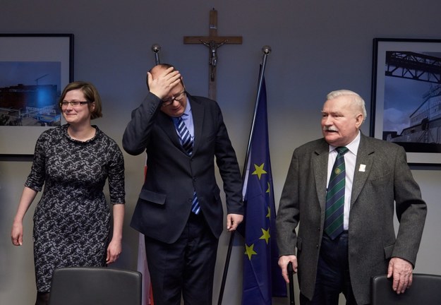 Były prezydent Lech Wałęsa ze swoją córką i asystentką Anną Domińską i prezydent Gdańska Paweł Adamowicz. Zdjęcie ze stycznia 2015 roku /	Adam Warżawa   /PAP