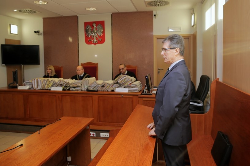 Były prezydent Olsztyna Czesław Małkowski na sali Sądu Okręgowego w Olsztynie / 	Tomasz Waszczuk    /PAP