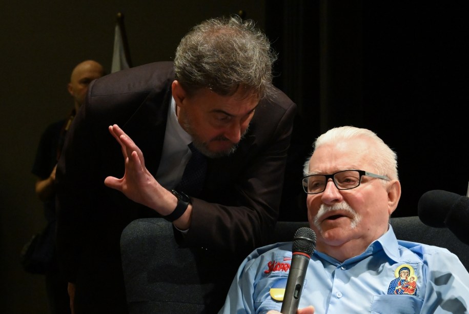 Były prezydent RP Lech Wałęsa oraz jego syn Bogdan Wałęsa po wykładzie dla studentów Uniwersytetu Gdańskiego /Andrzej Jackowski /PAP