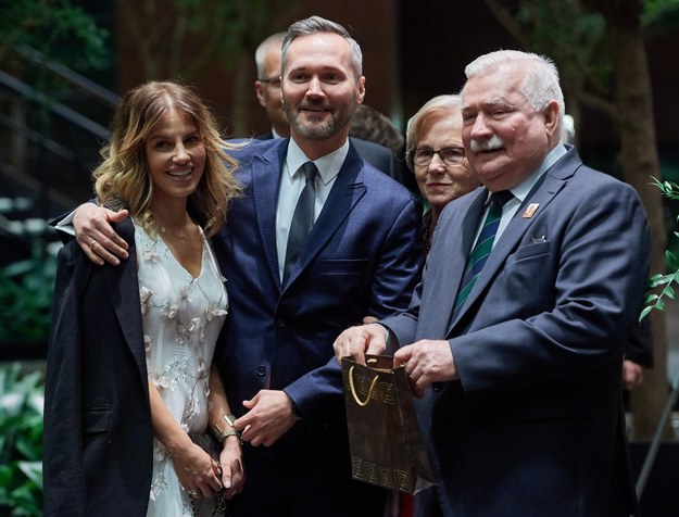 Były prezydent RP Lech Wałęsa (P) odbiera życzenia od żony Danuty (2P), syna Jarosława (2L) i synowej Eweliny (L) podczas przyjęcia z okazji 74. urodzin w Europejskim Centrum Solidarności w Gdańsku /Adam Warżawa /PAP