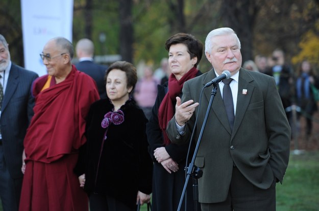 Były prezydent RP Lech Wałęsa, podczas sadzenia drzewa-pomnika w warszawskim Ogrodzie Saskim, na zakończenie XIII Światowego Szczytu Laureatów Pokojowej Nagrody Nobla /Jacek Turczyk /PAP