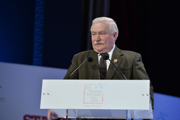 Były prezydent RP Lech Wałęsa, podczas uroczystości wręczenia "Nagrody Pokoju" dla amerykańskiej aktorki Sharon Stone /Jacek Turczyk /PAP