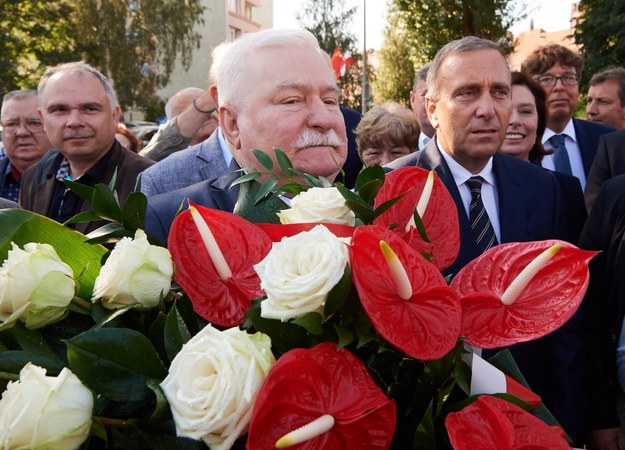 Były prezydent RP, legendarny przywódca "Solidarności" Lech Wałęsa składa kwiaty przed Pomnikiem Poległych Stoczniowców w Gdańsku /Adam Warżawa /PAP