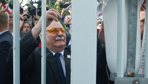 Były prezydent RP, przywódca "Solidarności" Lech Wałęsa składa kwiaty przy Bramie nr 2 Stoczni Gdańskiej. /Radek Pietruszka /PAP