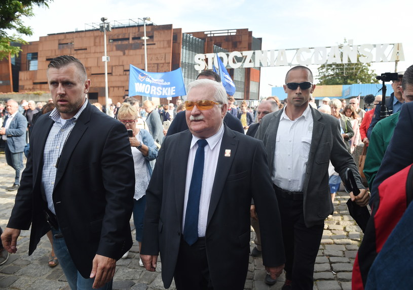 Były prezydent RP, przywódca "Solidarności" Lech Wałęsa złożył kwiaty przy Bramie nr 2 Stoczni Gdańskiej /Radek Pietruszka /PAP