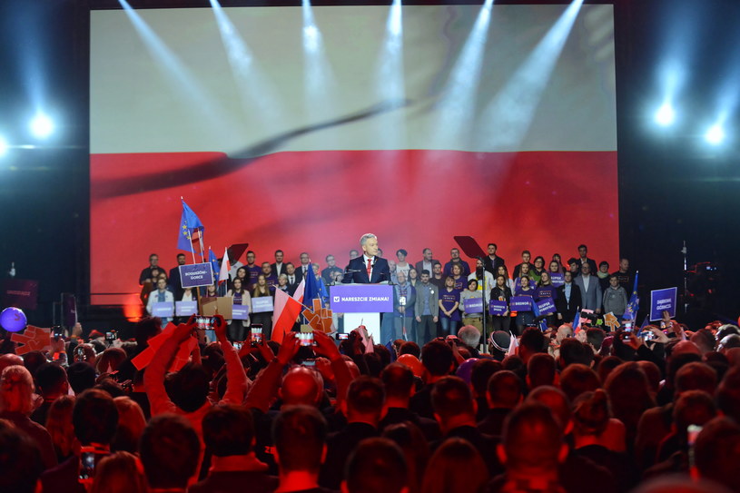 Były prezydent Słupska Robert Biedroń przedstawia założenia programowe swojej partii politycznej "Wiosna" podczas konwencji założycielskiej w hali warszawskiego Torwaru / 	Jakub Kamiński    /PAP
