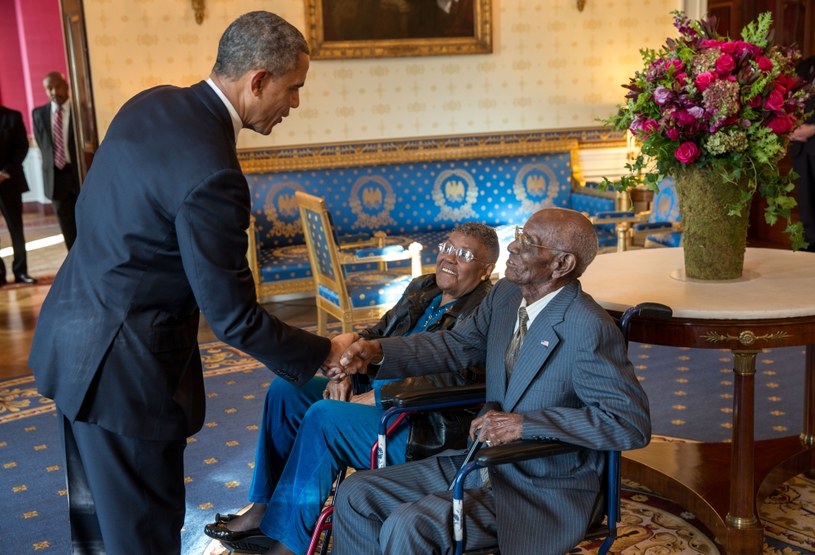 Były prezydent USA, Barrack Obama ściska dłoń Richarda Overtona /materiały prasowe