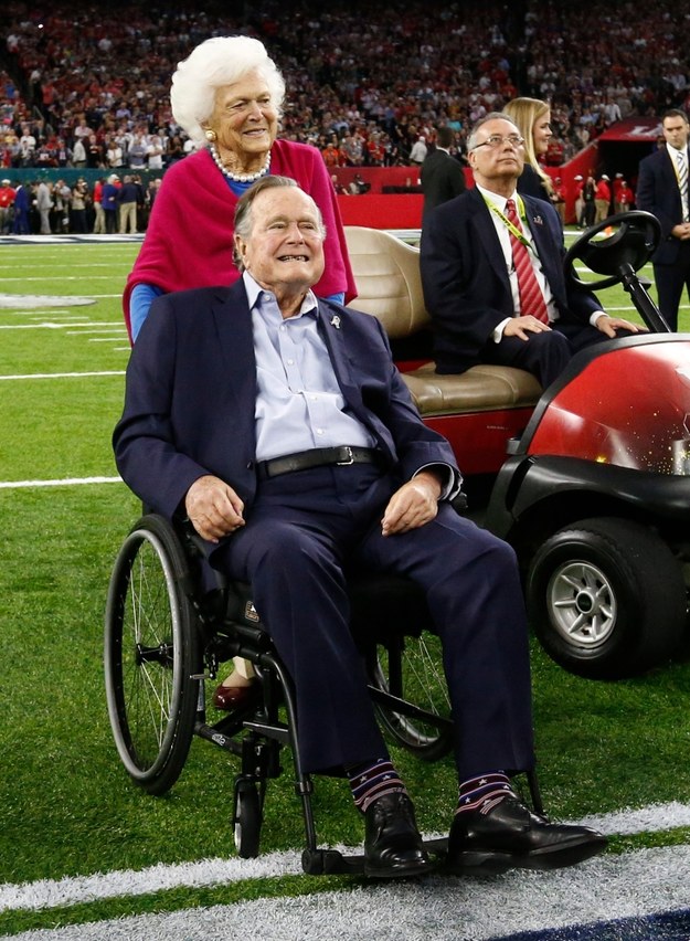 Były prezydent USA George H. W. Bush z żoną Barbarą Bush /LARRY W. SMITH /PAP/EPA