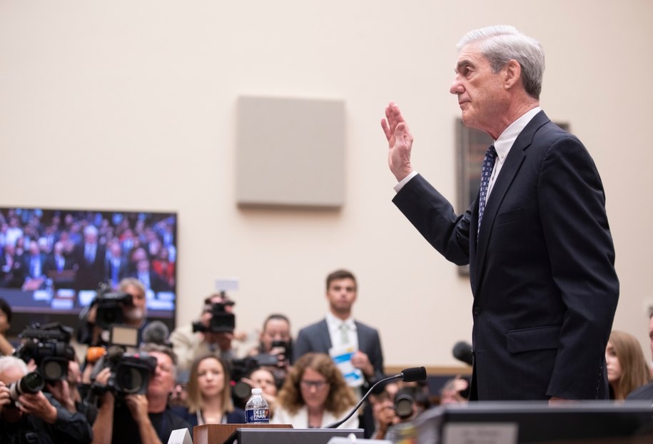 Były prokurator specjalny Robert Mueller podczas przesłuchania w Kongresie /SHAWN THEW    /PAP/EPA