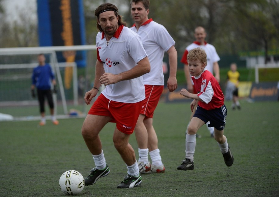 Były reprezentacyjny piłkarz Tomasz Iwan podczas pokazowego meczu Gwiazdy Mistrzostw Polski kontra Gwiazdy Reprezentacji Polski  w kwietniu 2013 roku /Bartłomiej Zborowski /PAP