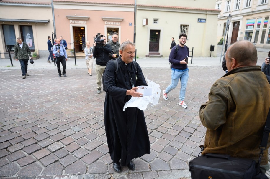 Były salezjanin ks. Michał Woźnicki podczas eksmisji z domu zakonnego w Poznaniu /	Jakub Kaczmarczyk   /PAP