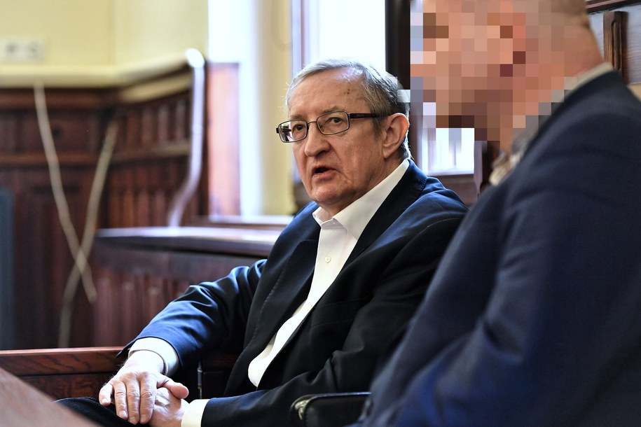 Były senator Józef Pinior oraz jego asystent / 	Maciej Kulczyński    /PAP