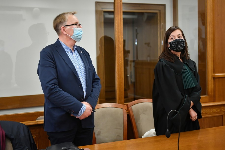 Były senator Waldemar Bonkowski (L) i obrońca Monika Kucznier (P) w Sądzie Rejonowym w Kościerzynie /Adam Warżawa /PAP
